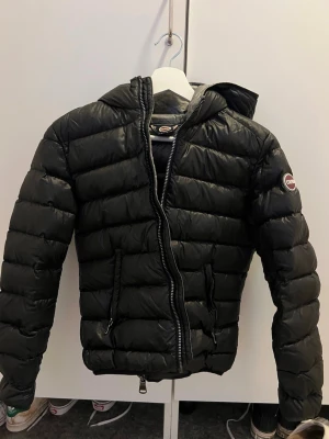 Vinterjacka från Colmar - Snygg svart dunjacka från Colmar i storlek 42, vilket motsvarar XS 🥰de är väldigt väldigt små i storlekarna! Men denna motsvarar en perfekt XS. Ser helt ny ut, och är varm och skön nu till vintern 🤩säljer för 1800kr, vid snabb affär kan jag tänka mig att sälja för 1500kr 🌟