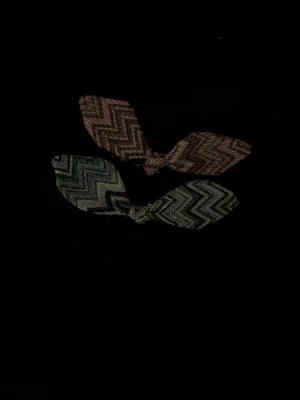 Rosett hårssnodd - Hårsnoddar med tygrosett i zigzag-mönster. Handgjorda och perfekt för att lyfta upp ens outfit. Blå och rosa, styckpris 35kr. Går att köpa i set med scrunchies💙🩷