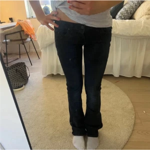 Svarta LTB jeans  - Supersnygga low waist bootcut jeans från märket LTB i modellen ”valerie”. De är insydda i grenen men i övrigt i gott skick!Innerbenslängden är 81cm och midjemåttet är 34cm! 🩷