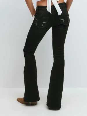 Svarta bootcut jeans med detaljerade fickor - Snygga svarta bootcut jeans med dekoration på bakfickorna. Jeansen har väldigt låg midja. Säljer pga de är för långa för mig.. Perfekta nu till vintern och passar till varje outfit!🥰🥰