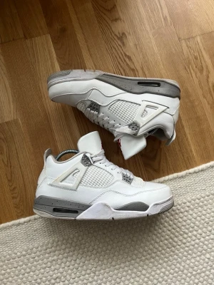 Nike Air Jordan 4 White Oreo sneakers - Nike Air Jordan 4 White Oreo sneakers i vitt och grått med meshpaneler och detaljer i plast. Skorna har snörning, rund tå och en platt sula med grå stänkdetaljer. Klassisk siluett och ikoniska detaljer som synlig Air-enhet i sulan. Finns ingen kartong! DU VET VARFÖR DE ÄR BILLIGA!