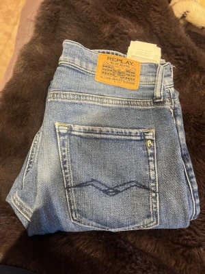 Blå Replay jeans med dragkedjor - Nypris 750 typ mitt pris 450 helt nya Säljer ett par blå jeans från Replay med snygga dragkedjor över knäna. Klassisk femficksmodell och tydliga sömmar. Jeansen har en cool tvätt och Replay-logga på bakfickan samt patch i läder bak i midjan.
