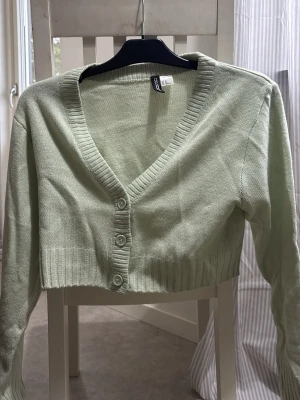 Ljusgrön cropped kofta med knappar - Söt grön kofta, aldrig använd!