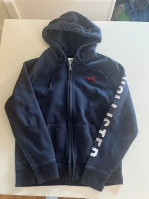 Hollister hoodie  - Snygg Hollister hoodie väldigt bra skick storlek S/M