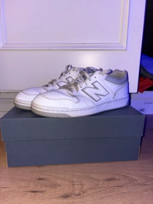 New Balance skor  - Hejsan säljer mina New Balance 480 då dem inte kom till användning. Dem är näst intill helt nya bara att snörena är skitiga. Köptes på Zalando i Oktober 2025. Storlek 44 (eu)
