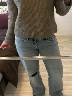 Ljusblå raka jeans med hål  - Säljer dessa assnygga jeans från Zara med hål i!!