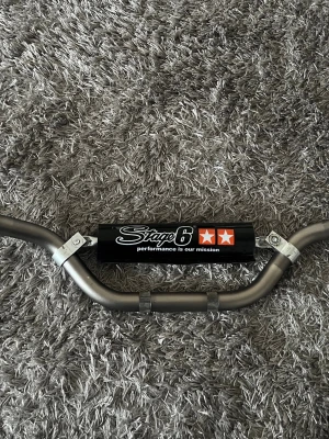 Yamaha Slider styre - Säljer mitt orginal domino styre till min Yamaha slider men passar till alla moppar. kan säljas med eller utan barpaden men dyrare med. 22mm tjockt och ca 670cm långt. 150kr untan Barpad eller 260kr med. Kan även sälja bara barpaden