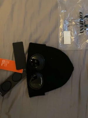 cp company mössa - säljer min svarta cp company mössa, knappt använd och inga tecken på anvädning! 