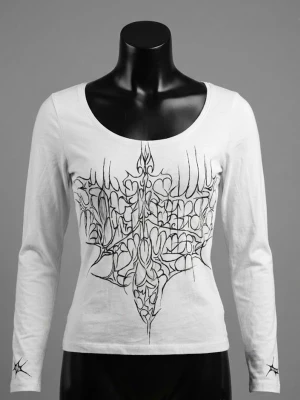 Vit långärmad topp med tribaltryck - Self made Snygg vit långärmad topp med svart tribalinspirerat tryck framtill och på ena ärmen. Rund halsringning och figurnära passform. Perfekt för dig som gillar edgy och unik stil.  45°c tvätt max
