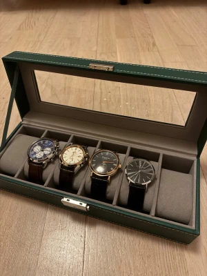 Watch box  - Klocklåda Green leather  6 spots  Brand new Comes with key  New 