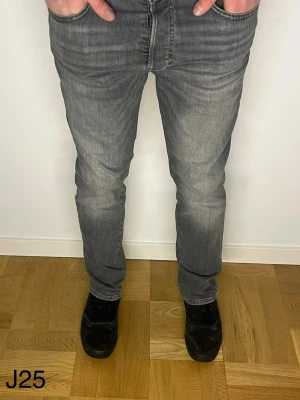 Grå Jack & Jones Jeans  - Grå Jack & Jones Jeans med storlek W30 L30. Passform Slim straight/Tim. Hör av er kring minsta funderingar!