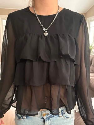 Volang blus - !!stolek 164 men passar xs/s!! Jättesnygg och festlig blus, passar till alla tillfällen, använd 1 gång🩵