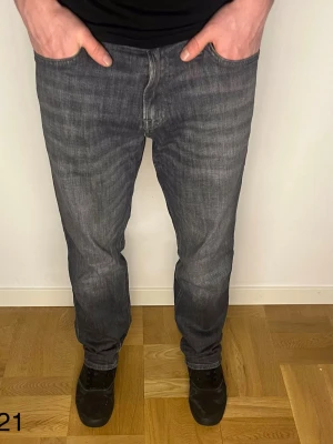 Gråa Jack & Jones Jeans - Gråa Jack & Jones Jeans med storlek W30 L32. Passform Regular/Clark. Hör av er kring minsta funderingar!