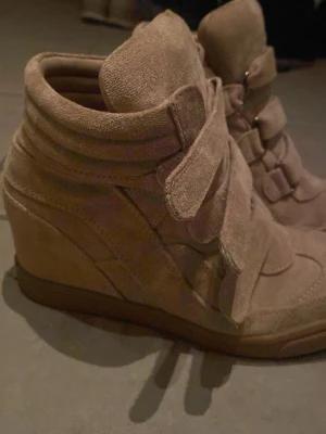 Beige nelly wedge sneakers - Snygga beige boots med klack och rund tå. marantinspereade. Nyskick! . Pris kan diskuteras!❤️