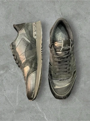 Valentino rockruners svarta storlek 41 - Säljer ett par svarta valentino rockruners.    Storlek: 41 passar 40, Skick:7-8/10, Pris:1299, Vid  frågor och funderingar är de bara och höra av sig ‼️