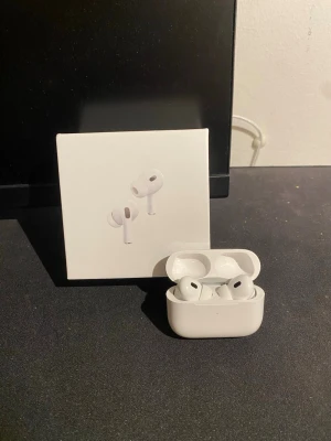 Apple AirPods Pro 2 - Säljer ett par vita Apple AirPods Pro med laddningsetui och originalförpackning. Snygg och kompakt design i plast, perfekt för dig som vill ha grymt ljud och brusreducering. Laddningskabel medföljer. Passar till både iPhone och andra enheter med Bluetooth. De är helt nya, bara öppnad förpackning.