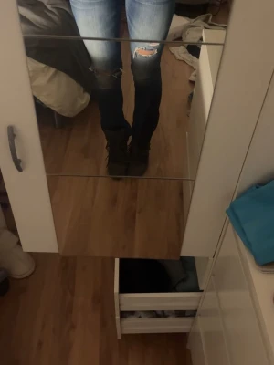 Low waist bootcut jeans hollister - Jättefina låga hollister jeans med insydd bootcut. Är alldeles för små för mig tyvärr. Kan skicka fler mått/bilder men även diskutera priset
