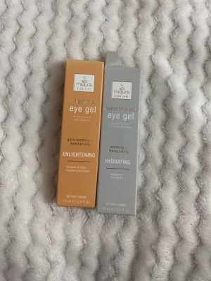 Vitamin C ögongel från Maura - En glow-boostande och återfuktande ögongel med vitamin C från Maura. Produkten kommer i en orange förpackning och innehåller 15 ml. Passar alla hudtyper och ger en uppfriskande känsla under ögonen.