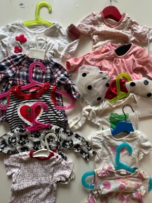 Stort paket dockkläder mixade stilar 50/68 - Säljer ett stort paket med dockkläder i olika färger och mönster. Här finns allt från randiga och blommiga bodys till rutiga skjortor, klänningar med volanger, söta tröjor och byxor. Perfekt för att mixa och matcha till dockan! Flera plagg har roliga tryck och detaljer.Du är varmt välkommen att kika på mina andra annonser.