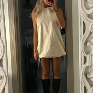 Klänning - Satinklänning i ljusbeige färg med öppen rygg, använd få gånger så i väldigt bra skick🩷✨