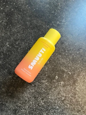 Smuuti Skin Peach Barrier Toner - Säljer en smuuti barrier toner, endast testad köpt en vecka sedan. Perfekt för dig som vill ha en återfuktande och lugnande toner i din hudvårdsrutin. Skicka gärna prisförslag 🩷