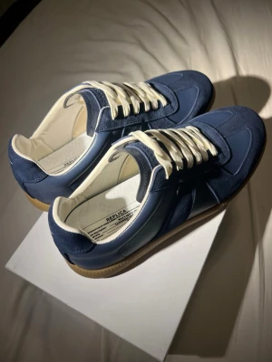 Helt nya Maison Margiela Gats - Helt nya mörkblåa Gats, skriv för mer info.     Skokartong ingår.                                                          Innersula 28 cm.                                                        True to size.                                                             0bs lnte 0rglnaI.                                                           Skriv för mer bilder 