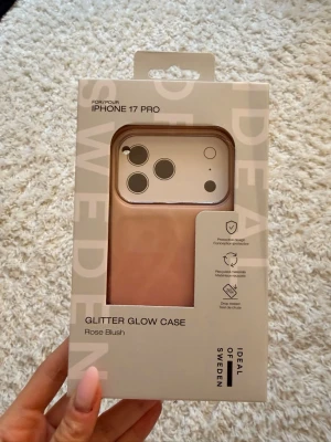 Glittrigt rosa mobilskal iDeal of Sweden - Snyggt Glitter Glow Case i färgen Rose Blush från iDeal of Sweden, designat för iPhone 17 Pro. Skalets yta har en glittrig finish och är gjort av återvunnet material. Perfekt för dig som vill ha ett trendigt och skyddande mobilskal med extra glow. Oöppnad
