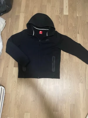 Nike tech  - Svart Nike zip hoodie För stor på mig ingen fläck inga hål   Kan gå ner till 500 vid snabb affär 