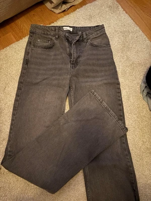 Grå straight jeans från Perfect Jeans - Säljer ett par gråa jeans från Gina Tricot! Jeansen är i storlek 34 o har en rak/utsvängd passform