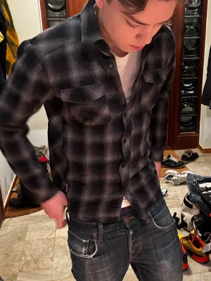 Merino skjorta från icebreaker - 100% merinoull, nypris är runt 2000kr från Icebreaker. Funkar likabra till att vandra i som till jobberintervjun. Grymt mellanlager under skaljackan eller under vandringar. Då det är merinoull är den extra varm samt drar inte till sig vatten, så den torkar både snabbt och luktar ej svett. Sitter rätt tight för att vara small. Rygglängd 66cm, armlängd inre 46cm.