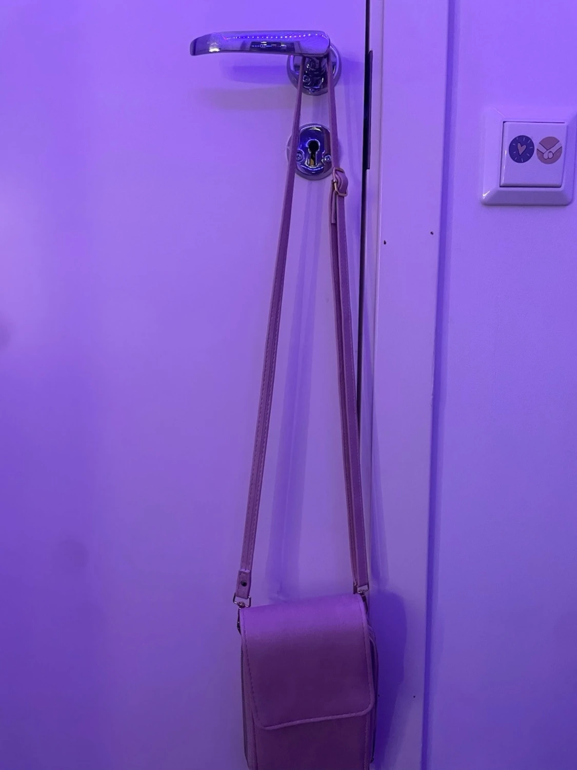 Ljusrosa axelväska med dragkedjor