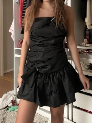 Svart cocktail klänning new fast - Så snygg klänning i storlek 34 men skulle säga den passar 36 också💞💞