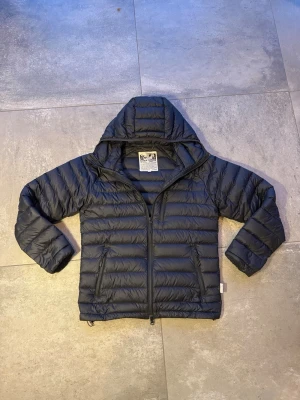 Svart jacka från Yôke - Tja säljer min svarta jacka från Yôke.  Nypris: 1500 kr Storlek: XS Skick: 9,5/10  Skriv för fler bilder, samt eventuella frågor! 👍