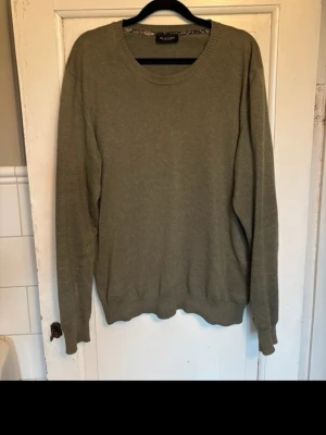 Olivgrön  tröja från Sand Copenhagen - Enkel olivgrön tröja från Sand Copenhagen med rund halsringning och långa ärmar. Tröjan har ribbade muddar vid ärmslut och nederkant. Perfekt för lager-på-lager och passar till det mesta. Materialet känns mjukt och lätt. Storlek XL men passar som ett L