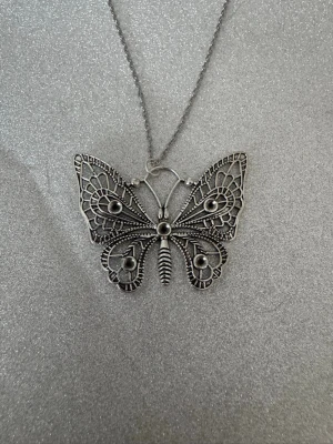 Halsband större fjäril - Halsband som inte är i äkta silver/guld. Kedja är oftast 50cm men kan ibland komma i 45cm. Kedja är rostfritt stål, berlock oftast i zinklegering men kan även det i vissa fall vara rostfritt stål. Be gärna om mått på berlock om detta är viktigt då bilderna är missvisande när det gäller hur stora dom är! 🌹❤️  Allt är nytt även om de kan stå ”mycket bra skick” , detta mest för att Vinted inte ska fundera på varför jag bara har nya saker .  Bud accepteras inte 🥰🌹