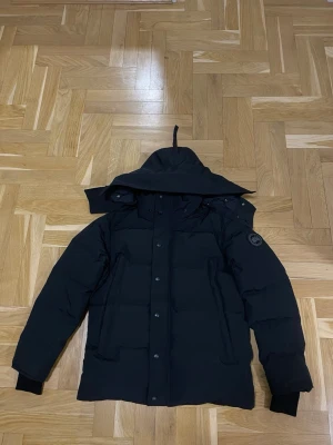 Canada goose black badge - Härmed säljer jag min Canada goose black badge då den inte passar mig, jackan har alldrig använts ute och den är helt ny, tar hälst kontanter