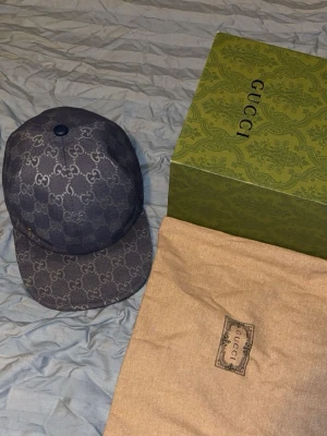 Gucci GG Supreme canvas keps - Gucci GG Supreme canvas keps i mycket fint skick. Klassisk Gucci-modell med ikoniskt GG-monogram i mörk färg som passar till det mesta. Kepsen är tillverkad i slitstark canvas med strukturerad passform och böjd skärm. Sparsamt använd och väl omhändertagen.  Kepsen kommer med Gucci-box och dustbag, vilket gör den perfekt även som present.                     📦 Original tillbehör ingår 👕 Unisex 💬 Hör av dig vid frågor eller om du vill ha fler bilder