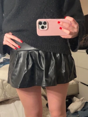 Skinn kjol  - Sjukt snygg skinn kjol (inte äkta skinn) ❣️❣️