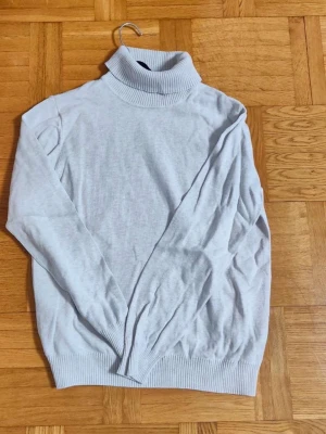 Turtle Neck Långärmad - Elegant turtle neck tröja från varumärket Isolde för kvinnor. Plagget är i väldigt bra skick utan några skador/slitage, storlek L. Det är ljus beige EJ Vitt. Hör av er vid intresse/frågor. PRIS KAN DISKUTERAS!