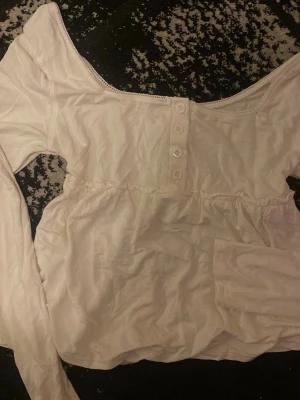 Vit långärmad topp med knappar - Helt oanvänd 