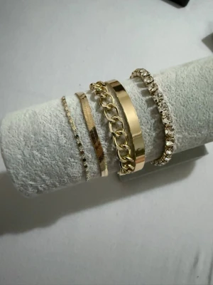 Guld Armband Set - Helt ny aldrig använd. Rostfritt stål. Justerbar.