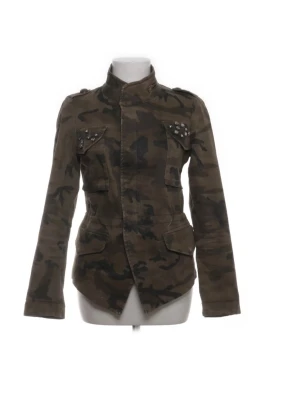 Camouflage /khaki jeans jacka - Snygg camouflagefärgad jacka med militärvibbar och dekorativa nitar på bröstfickorna. Jackan har hög krage, långa ärmar och flera fickor framtill. Perfekt för dig som vill ha en edgy och trendig look. Liten i storleken, samt att diamanterna/nitarna vissa trillat av. Annars fint skick!