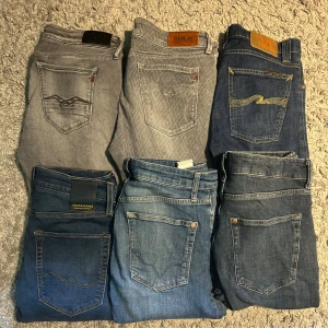 4 par jeans i olika blå och grå toner - Säljer ett paket med 6 par jeans i olika blå och grå nyanser från märken som Replay, Jack & Jones och nudie.