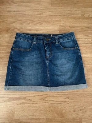 Vero Moda Jeanskjol - Säljer denna då den inte längre används  Märke - Vero Moda  Storlek - 34  Midjemått - 36cm Längd - 32cm  Pris går att diskuteras