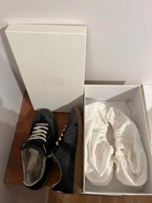 Maison Margiela svarta sneakers - Ett par feta Maison Margielas i svart med unik paint-splatter. Hör av er vid frågor🙌🙌