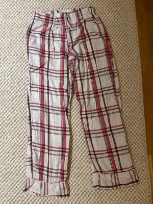 Pyjamasbyxor  - Pyjamsbyxor från gina tricot i storlek S 