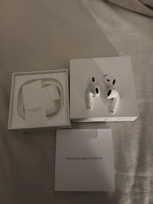 Apple AirPods 4 trådlösa hörlurar utan skal  - Köpte de för 1månad sen och använt 5gånger men jag har tappat bort skalet till de och det bara hörlurarna kvar och de är helt fungerade och kvitto finns. Snygga och smidiga vita Apple AirPods 4 med stilren design. Trådlösa in-ear-hörlurar i plast med laddningsetui och USB-C-kompatibilitet. Perfekta för musik, samtal och vardagsbruk. Levereras i originalförpackning. 