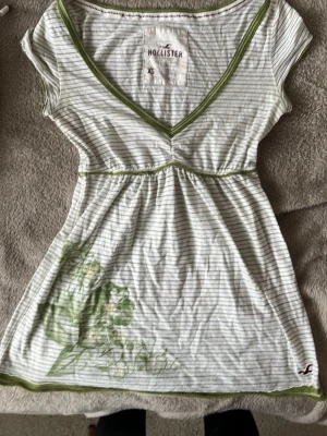 (BYTER!!) Striped y2k babydoll hollister floral top -  hej jag leter efter att byta en vintage y2k babydoll topp från hollister till en annan babydoll topp från hollister eller abercrombie and fitch, om du är intresserad skicka bilder! Xs och S endast tack. Träffar ENDAST upp, I stockholm 