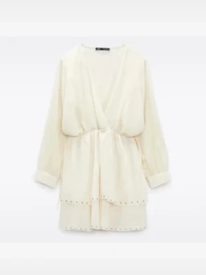 Cremefärgad omlottklänning med volang - Säljer klänning 🤍