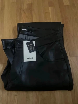 Low waist skinnbyxor  - Säljer ett par svarta byxor från BikBok, modell Low Straight. Byxorna har låg midja. Helt nya och aldrig använda💕💕nypris- 599kr  passar S också!! 